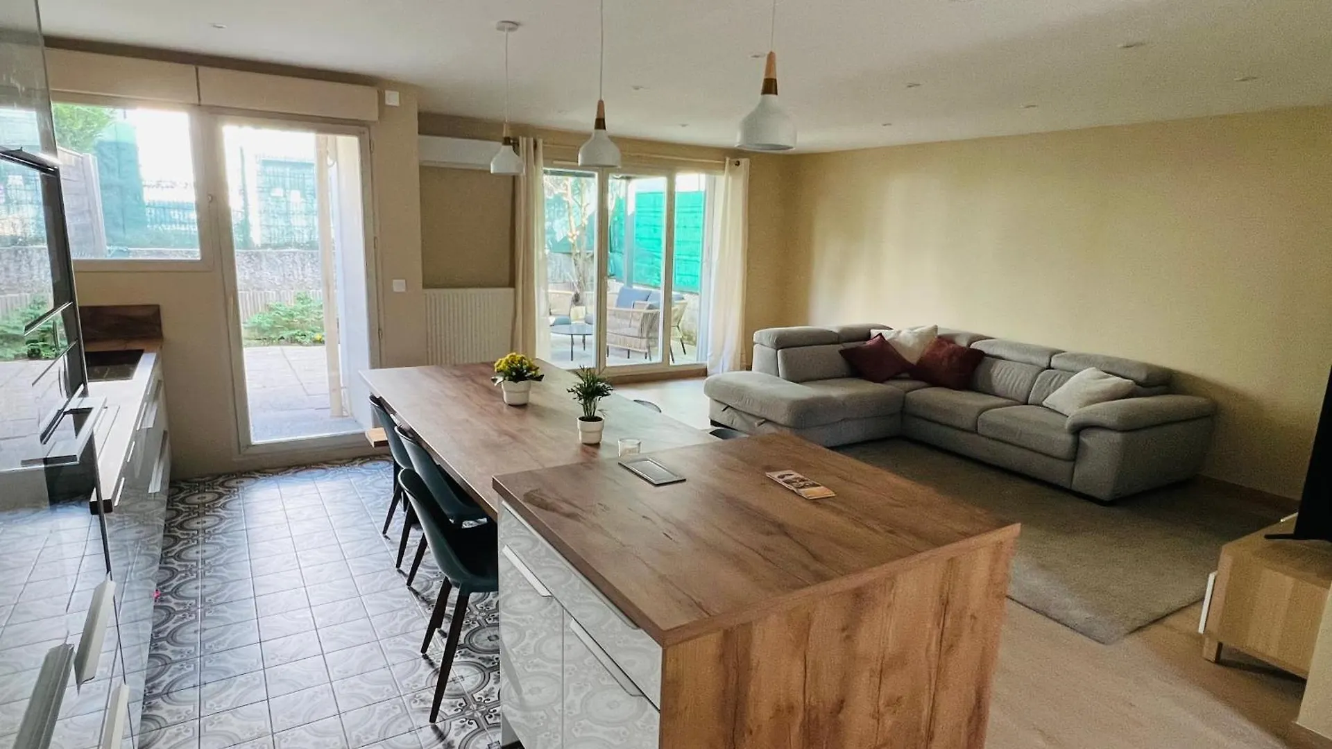 Maison Familiale Avec Jardin Lyon 8Eme 빌라